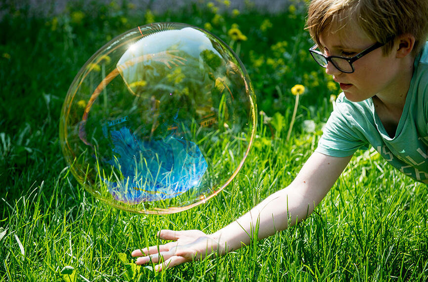 gutt med stor såpeboble