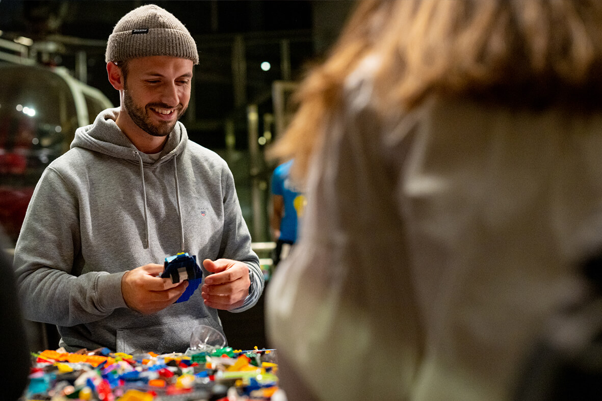 Voksen med LEGO på Teknisk Museum i Oslo