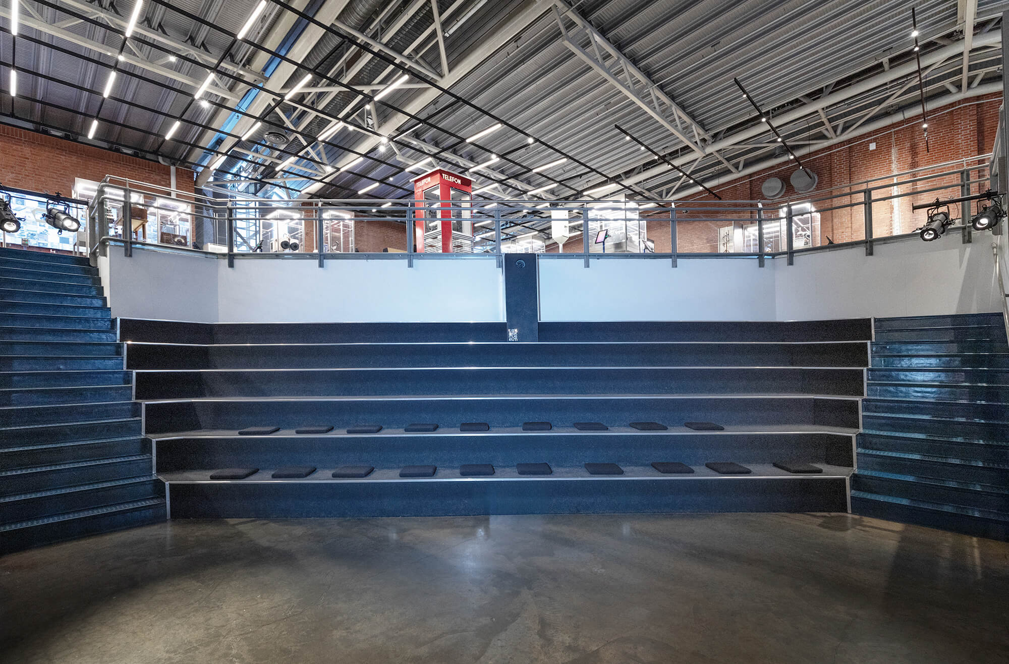 amfi til leie midt i teknisk museum sin transport utstilling