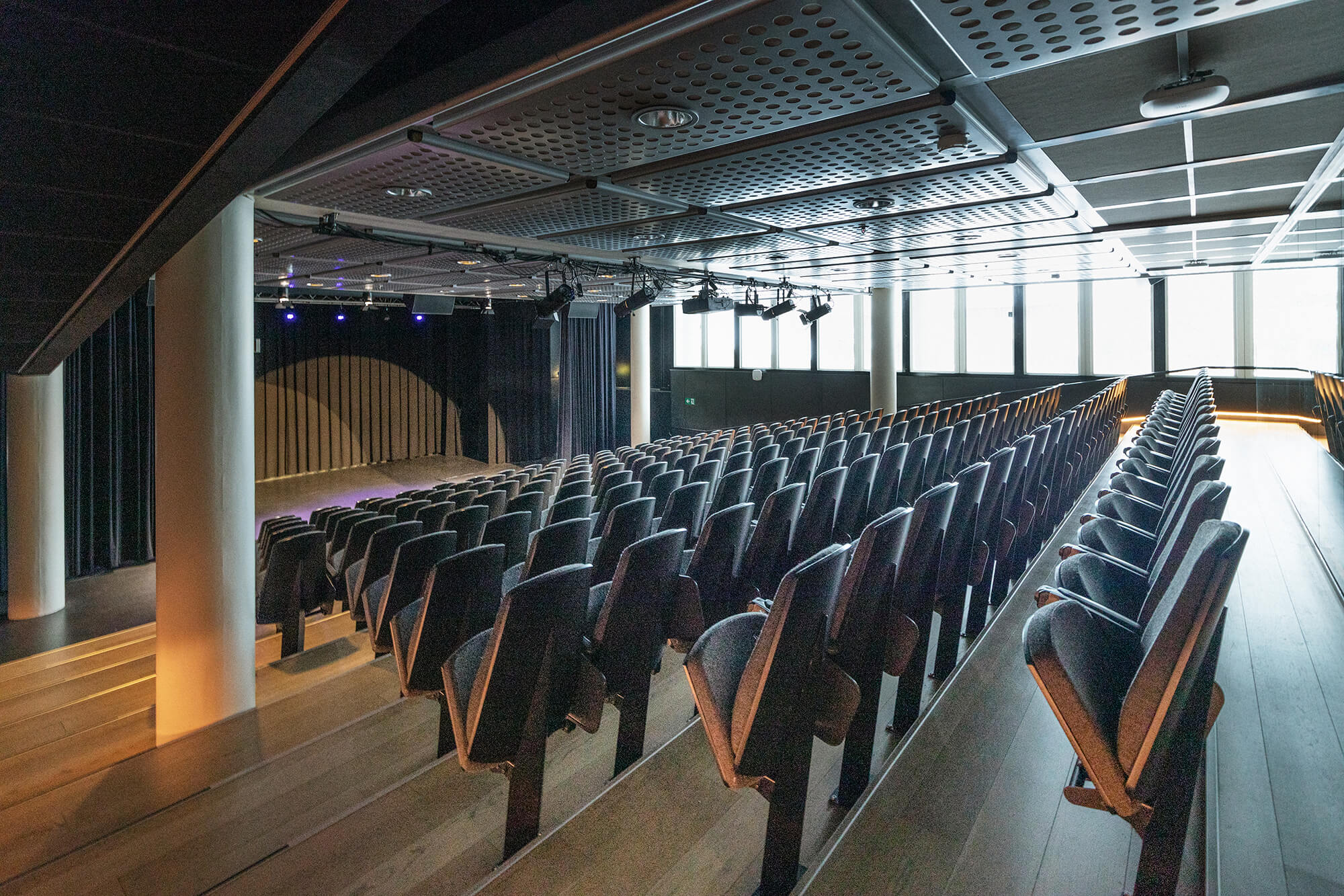 auditoriet med scene ved teknisk museum i oslo