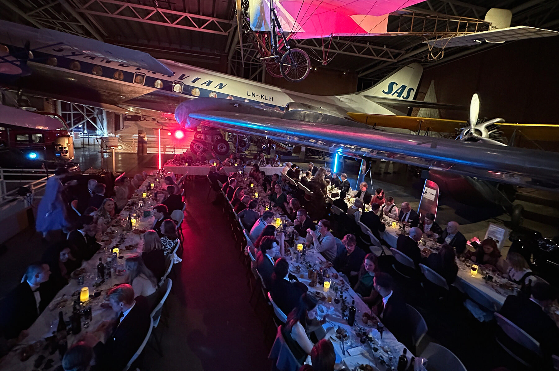 middag i flyhallen ved teknisk museum i oslo