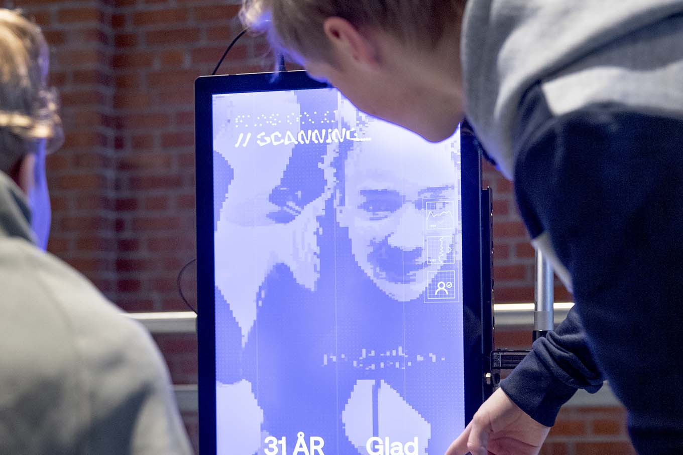 Ungdommer utforsker utstillingen. Foto