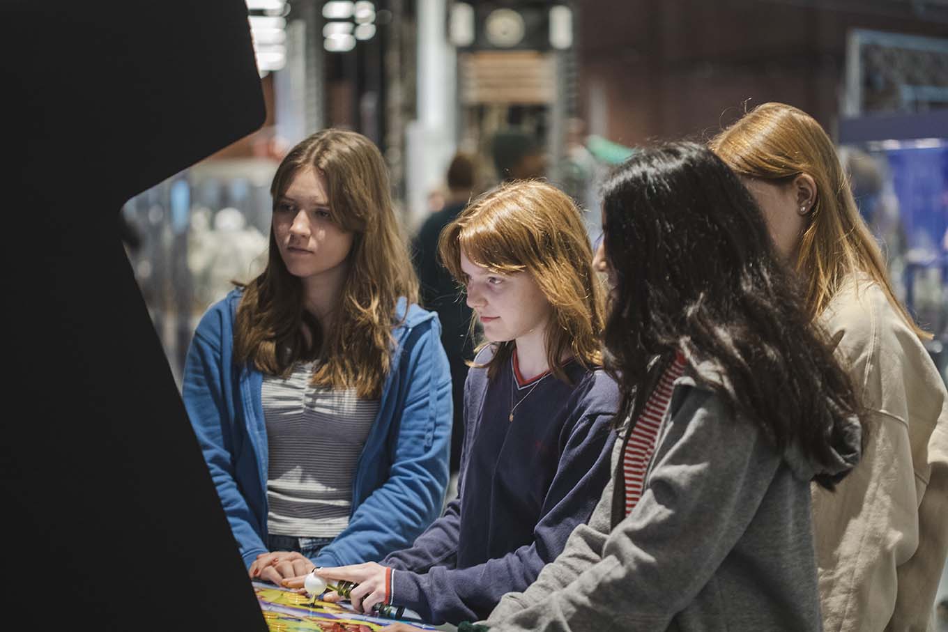 Ungdom utforsker utstillingen. Foto. Foto.