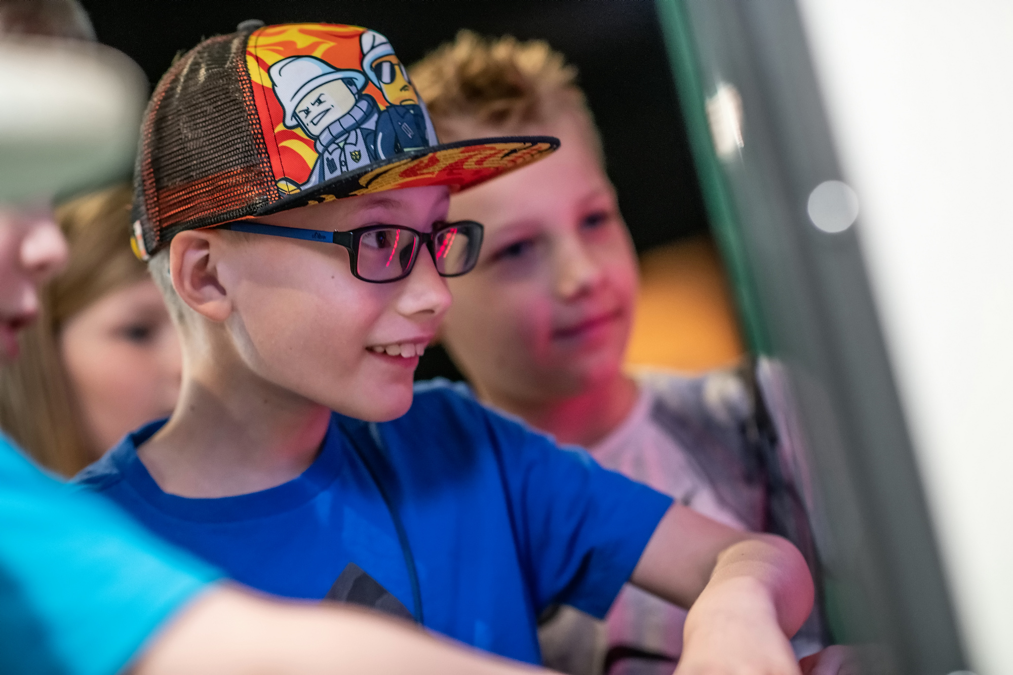 gutt med briller og caps