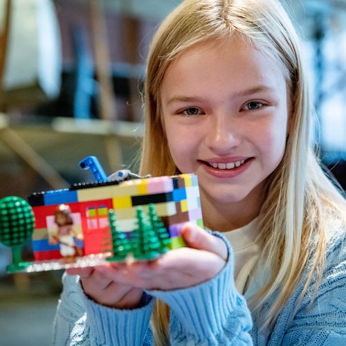 Jente med legobygg Foto.