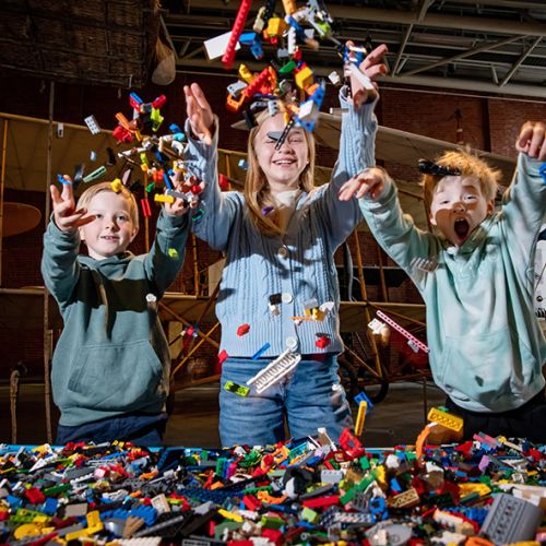 Ungdommer med masse legobrikker. Foto.