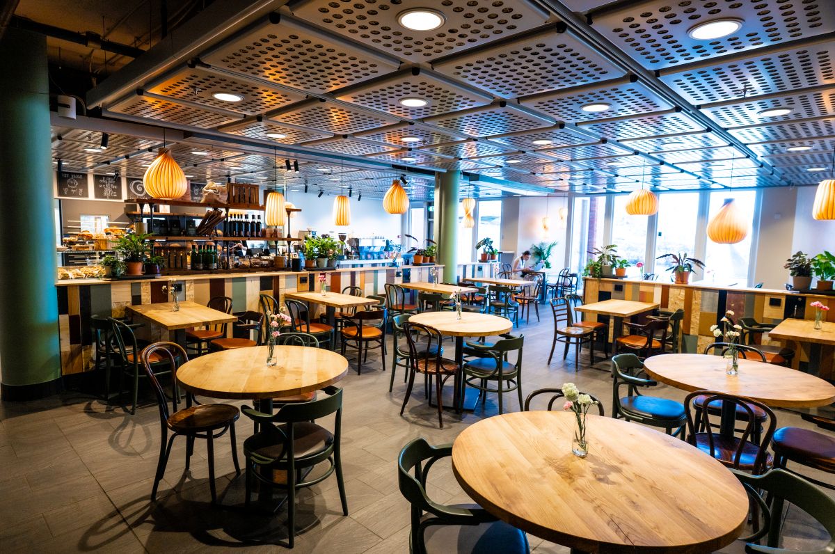 Bord og stoler i en kafé