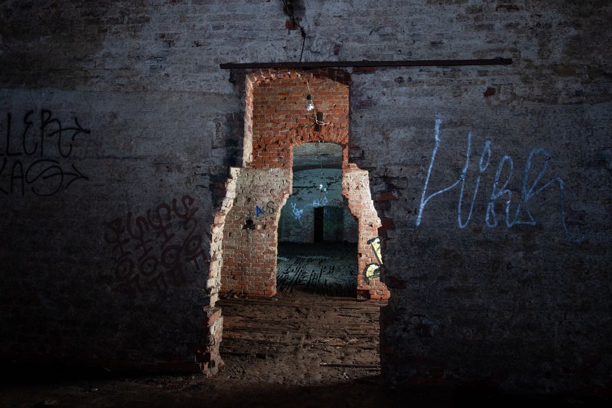 Hender løfter opp en glassflate på et fotografi