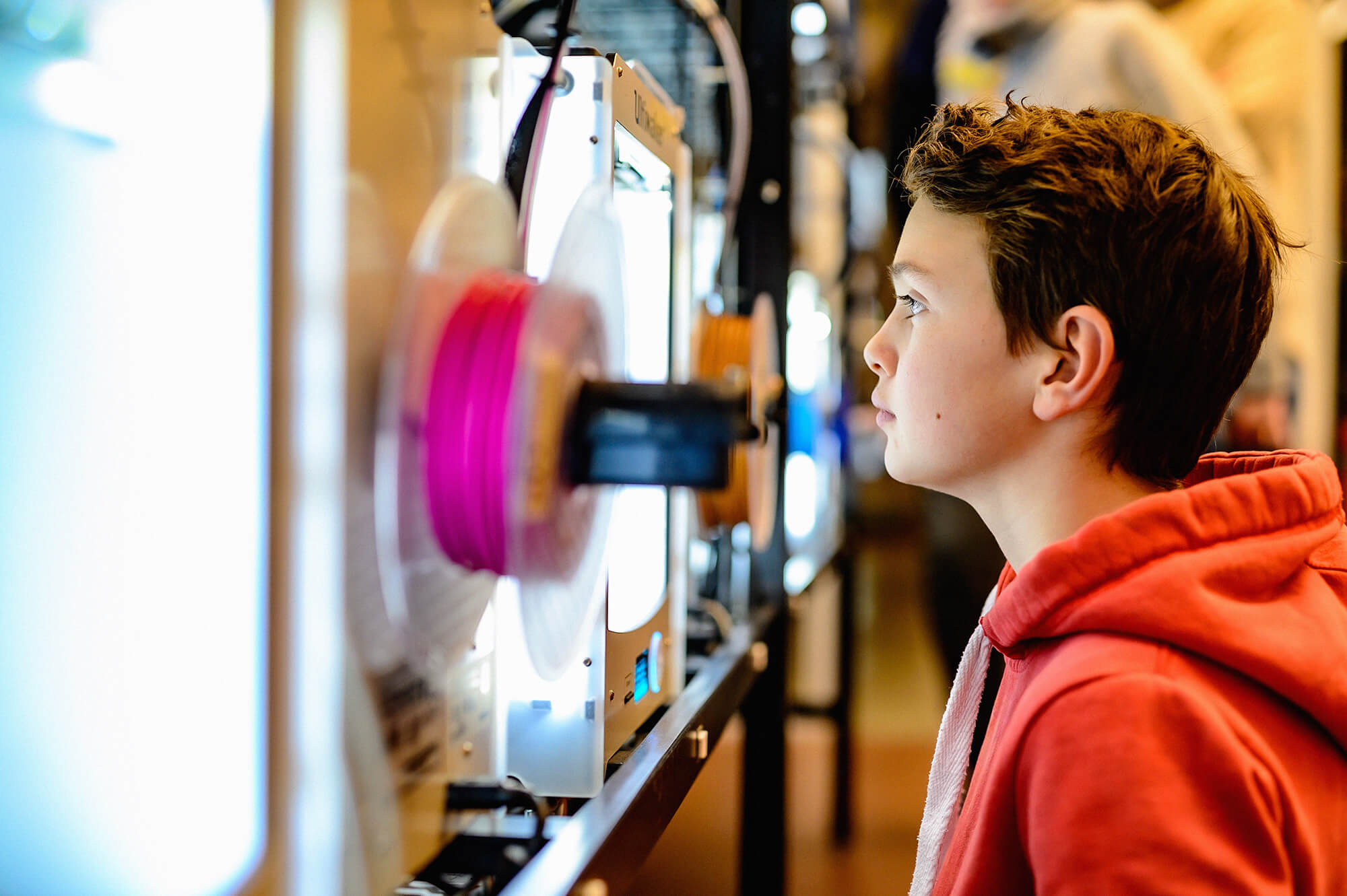 Ungdom ser på en 3D-printer