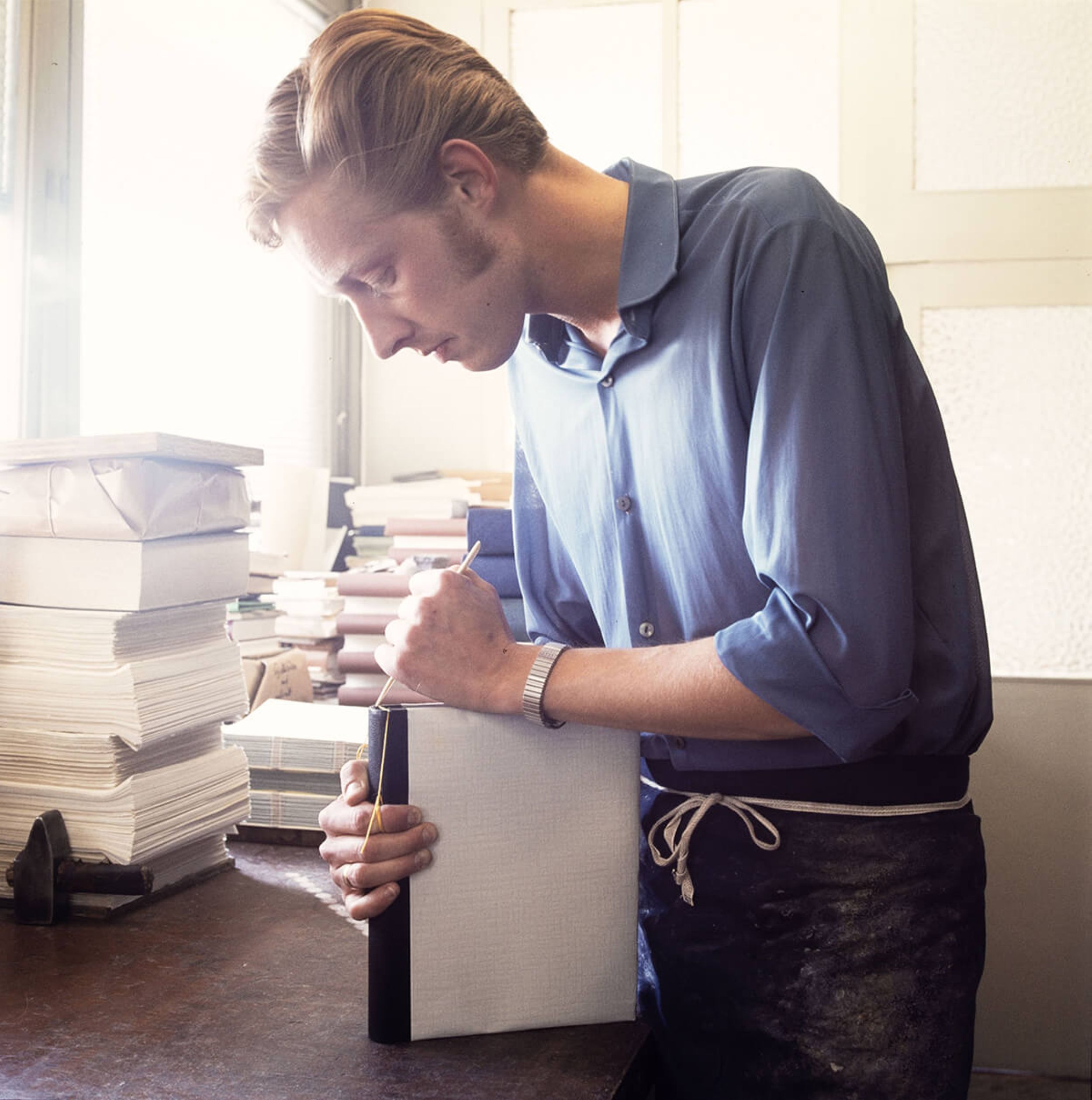 Bokbinderi man som jobber