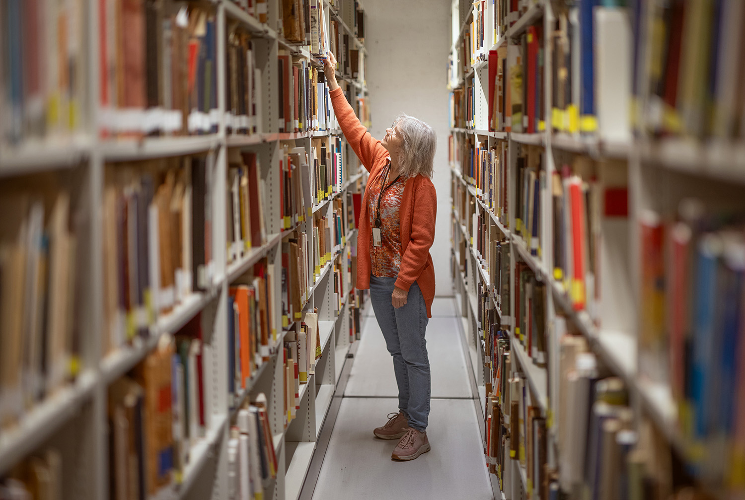 Dame foran et arkiv med bøker