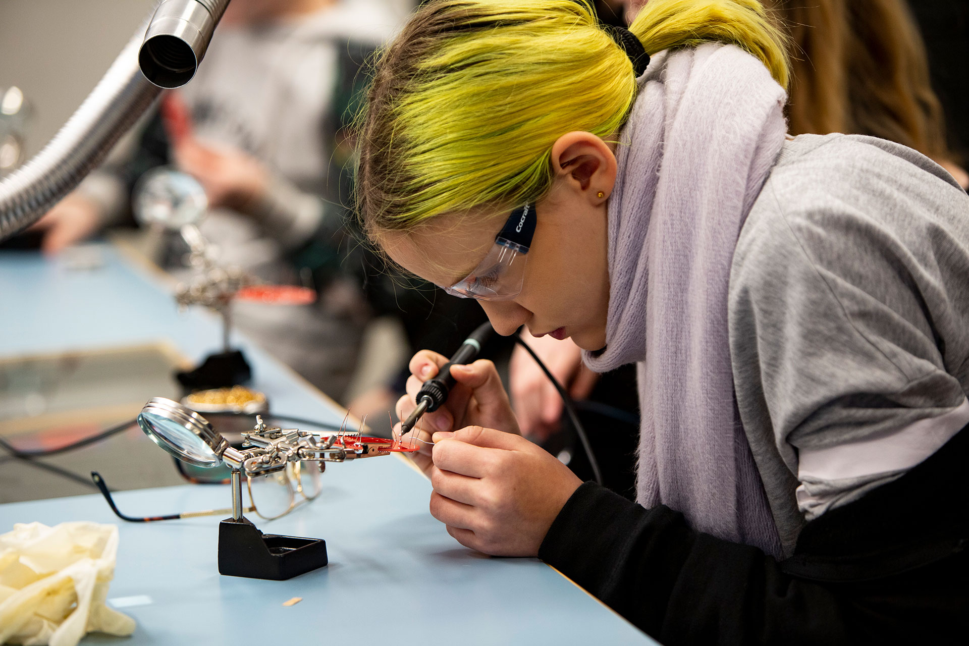 Jente og en vitensenterpedagog titter på en pc i et undervisningsrom