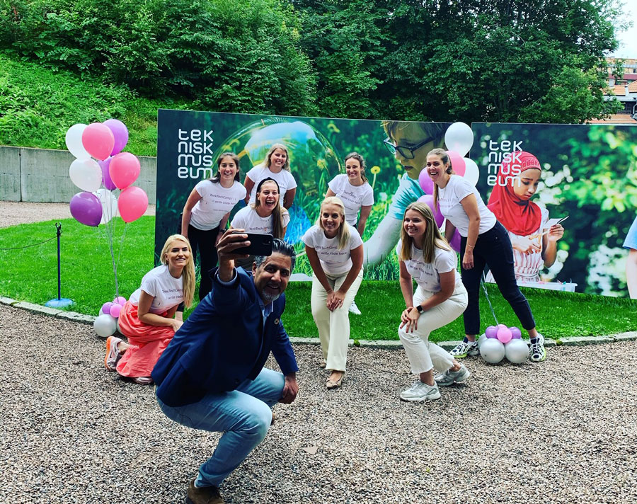 Kunnskaps- og integreringsminister Jan Tore Sanner, intervjues av NRK under åpningen av TeknoLab skaperverksted.