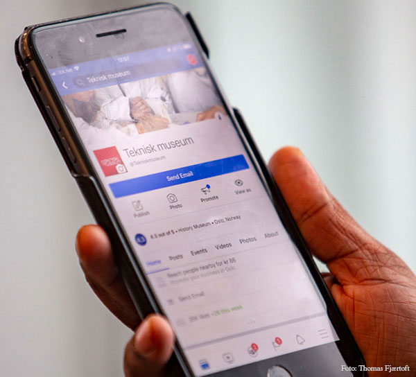 Mobiltelefon som viser Teknisk museums på sosiale medier. 