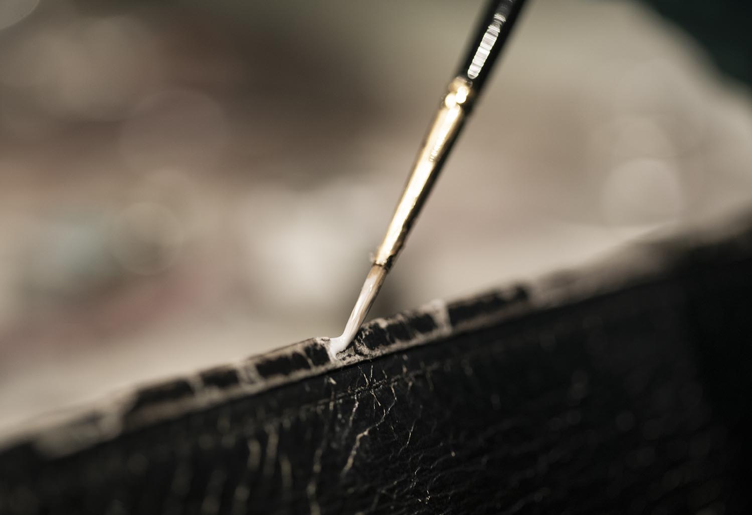 Pensel tørker støv av lær