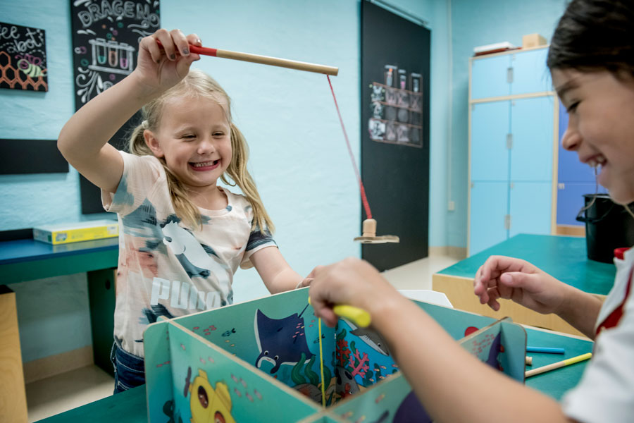 To barn leker med fiskespill