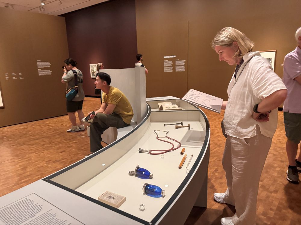 Dame ser på medisinske gjenstander