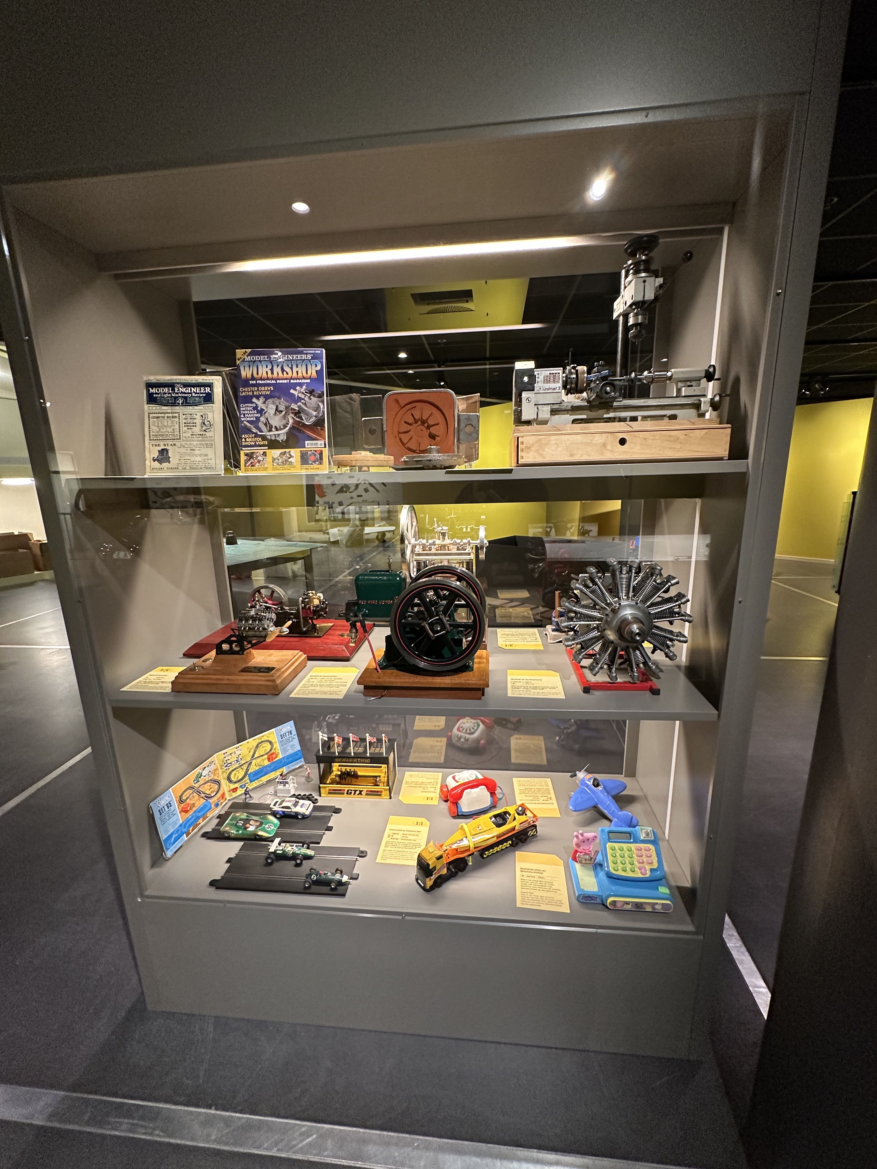 To sitter på en benk og betrakter kunstverket