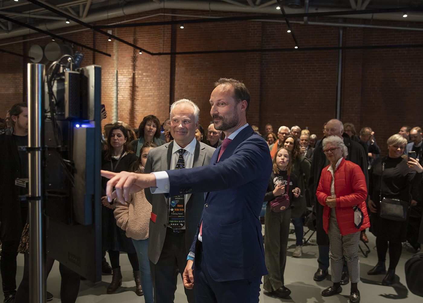 Abid Raja og museumsdirektør Frode Meinich som sammen holder i boken, museumsmeldinga