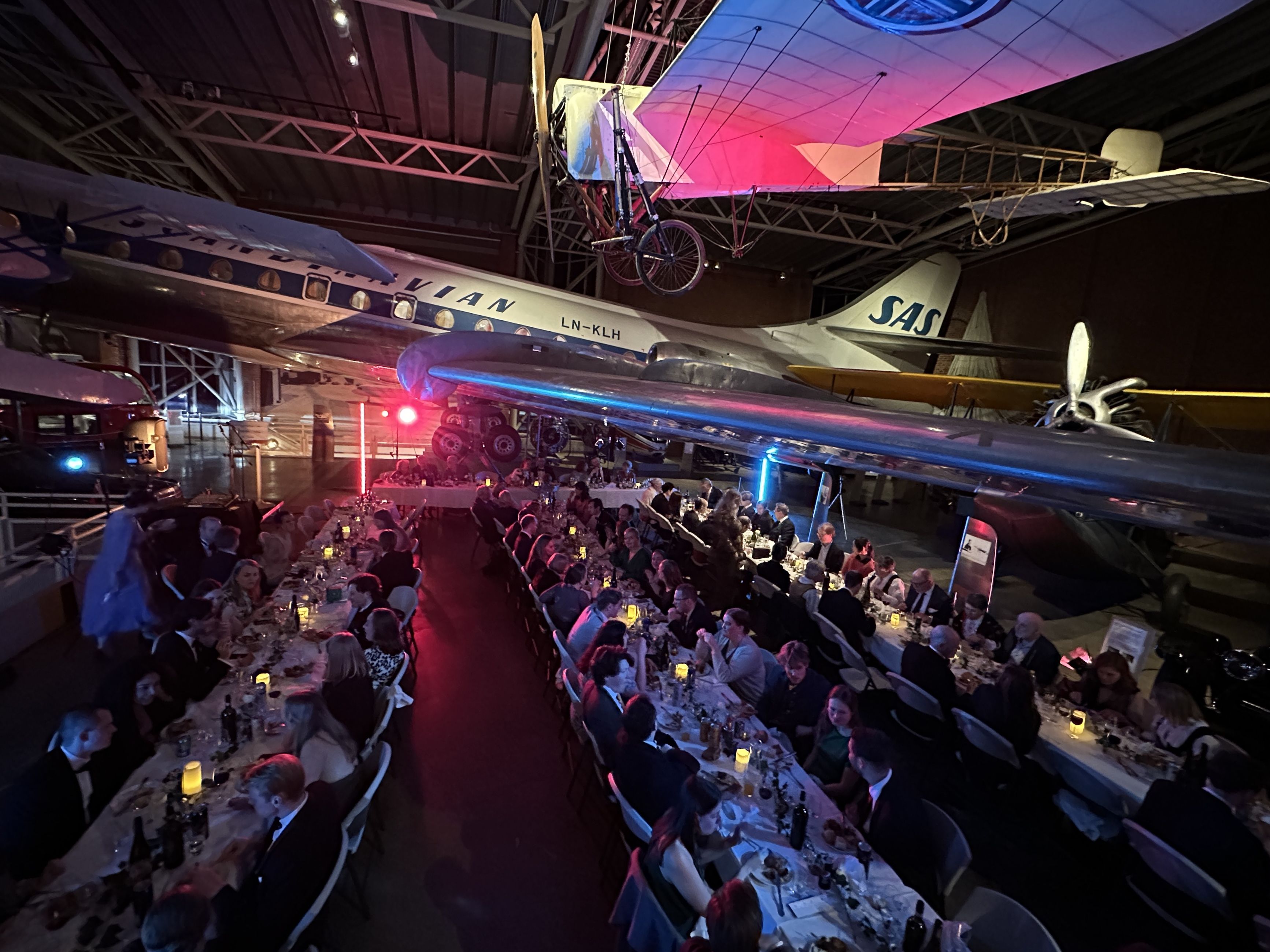 Et middagsdekket bord med blomster