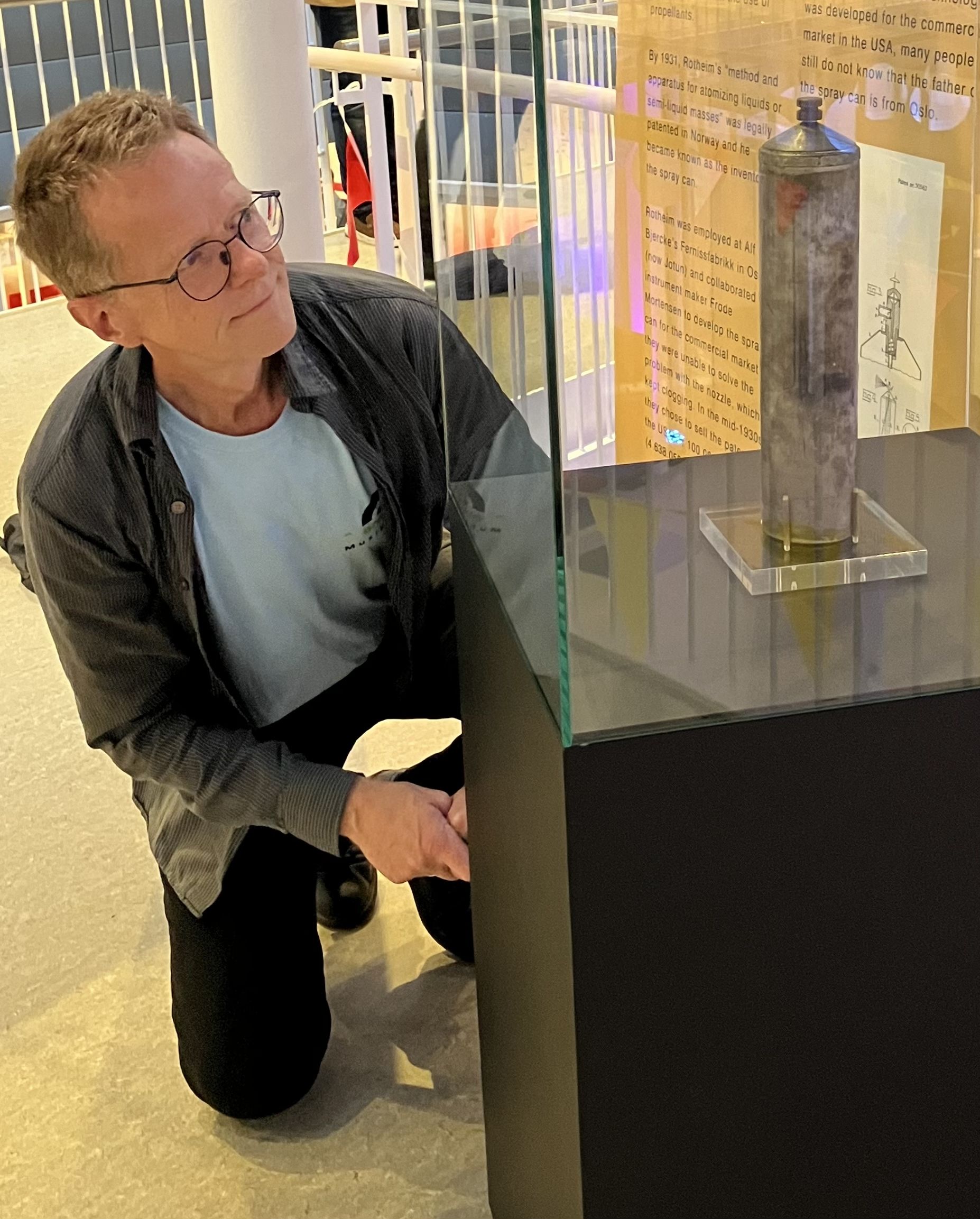 Man ser på verdens første sprayboks i et monter