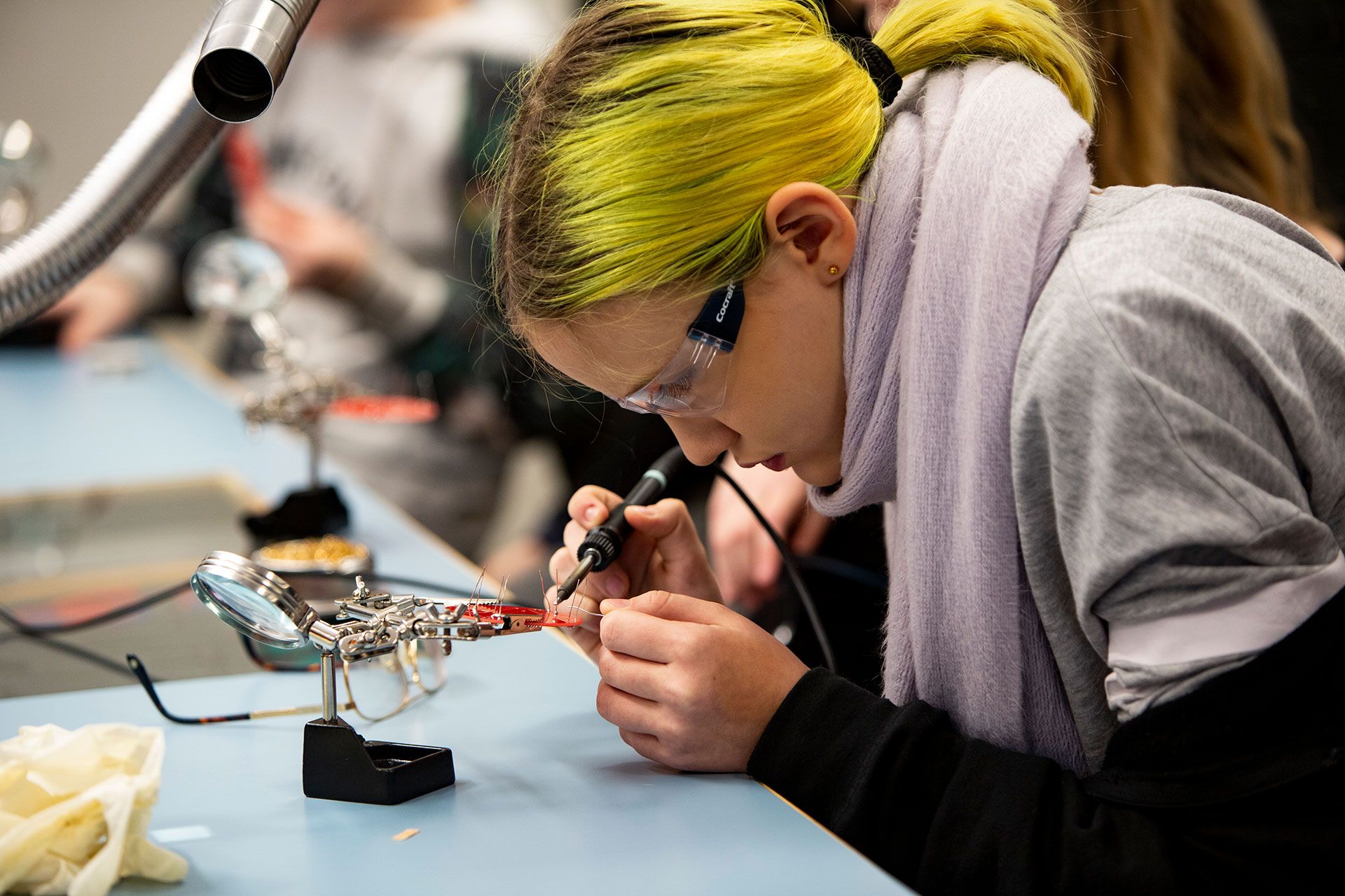 Jente og en vitensenterpedagog titter på en pc i et undervisningsrom