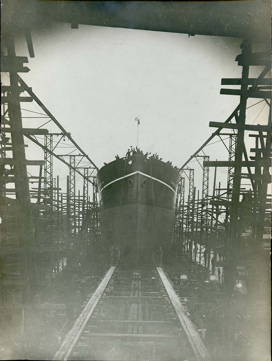 Stabelavløpning, lastebåten M/S America, 1928. På vei ned i vannet. Foto.