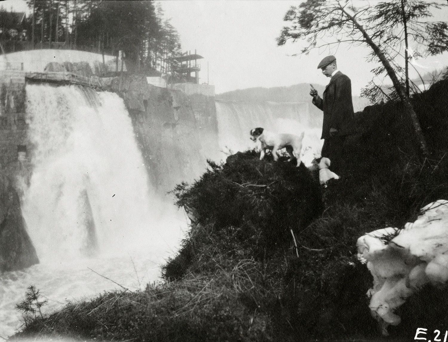 Per Stang og en hund med foss i bakgrunnen