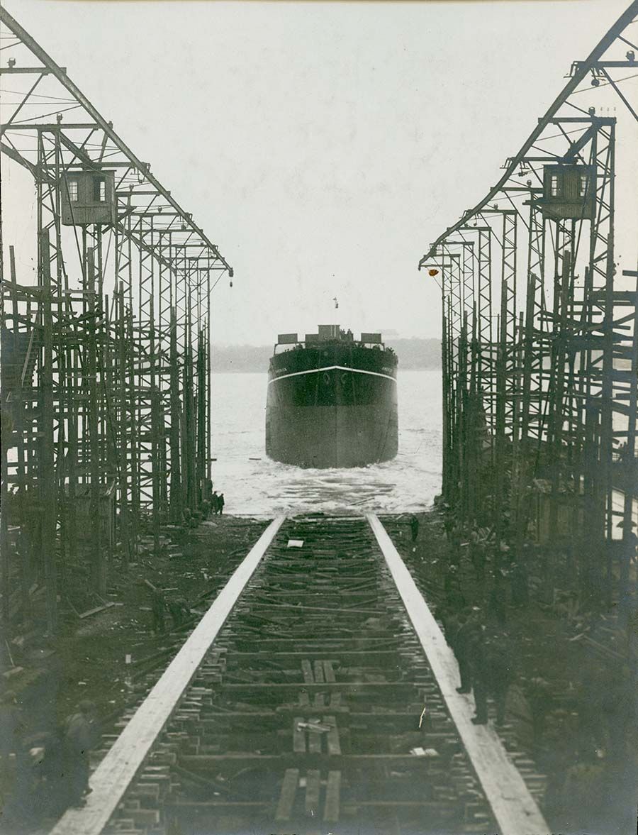 Stabelavløpning, lastebåten M/S America, 1928. Båten er i vannet. Foto.