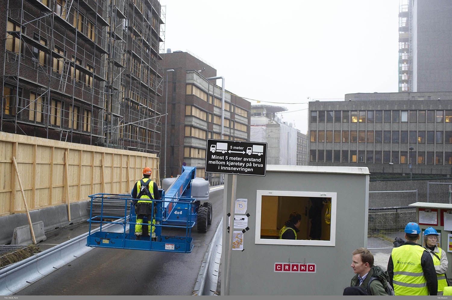 Bakgården til Oslo hovedbrannstasjon, sett fra nordfløyen mot sørfløyen og slangetørkings- og øvingstårnet. I bakgrunnen skimtes Folkets Hus på Youngstorget.