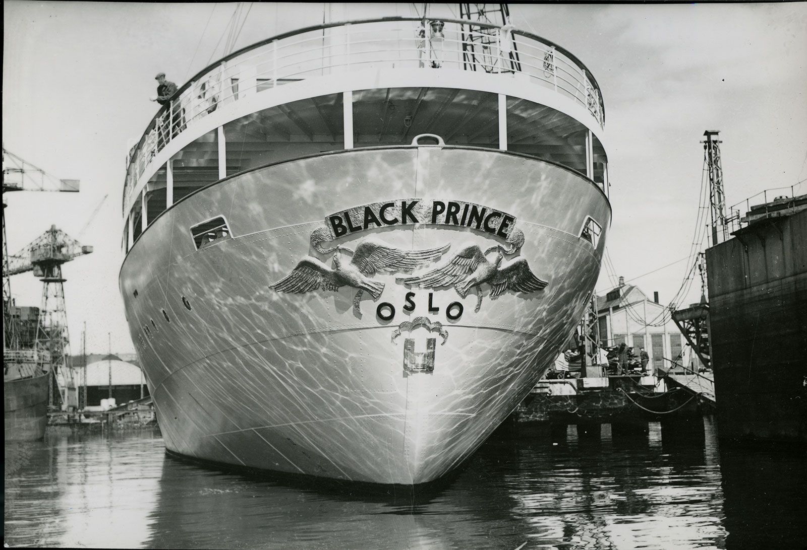 Akterspeilet på passasjer- og lastebåten M/S Black Prince. Foto.