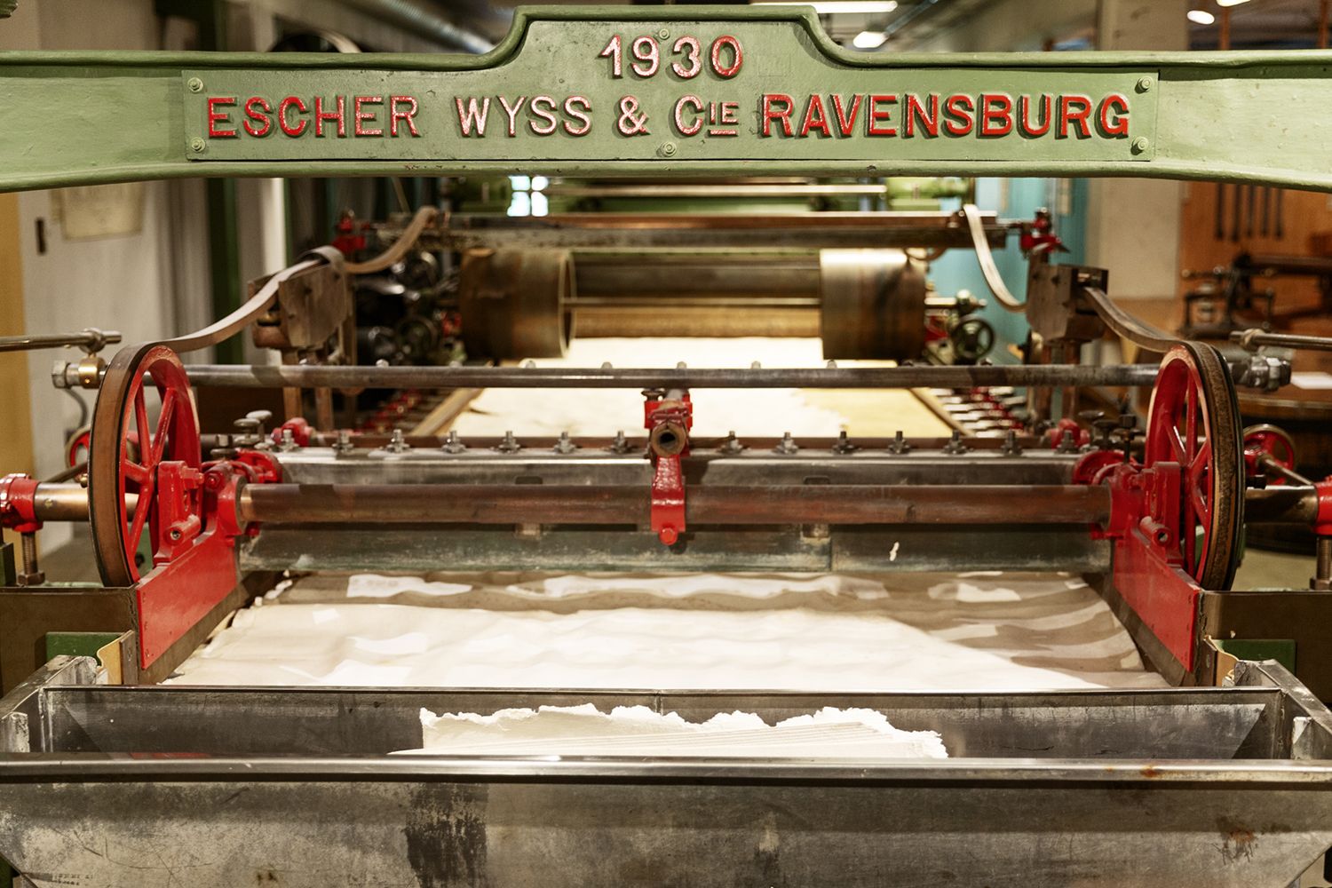 Nærbilde av papirmaskin med teksten 1930 og Escher Wyss & Ravensburg