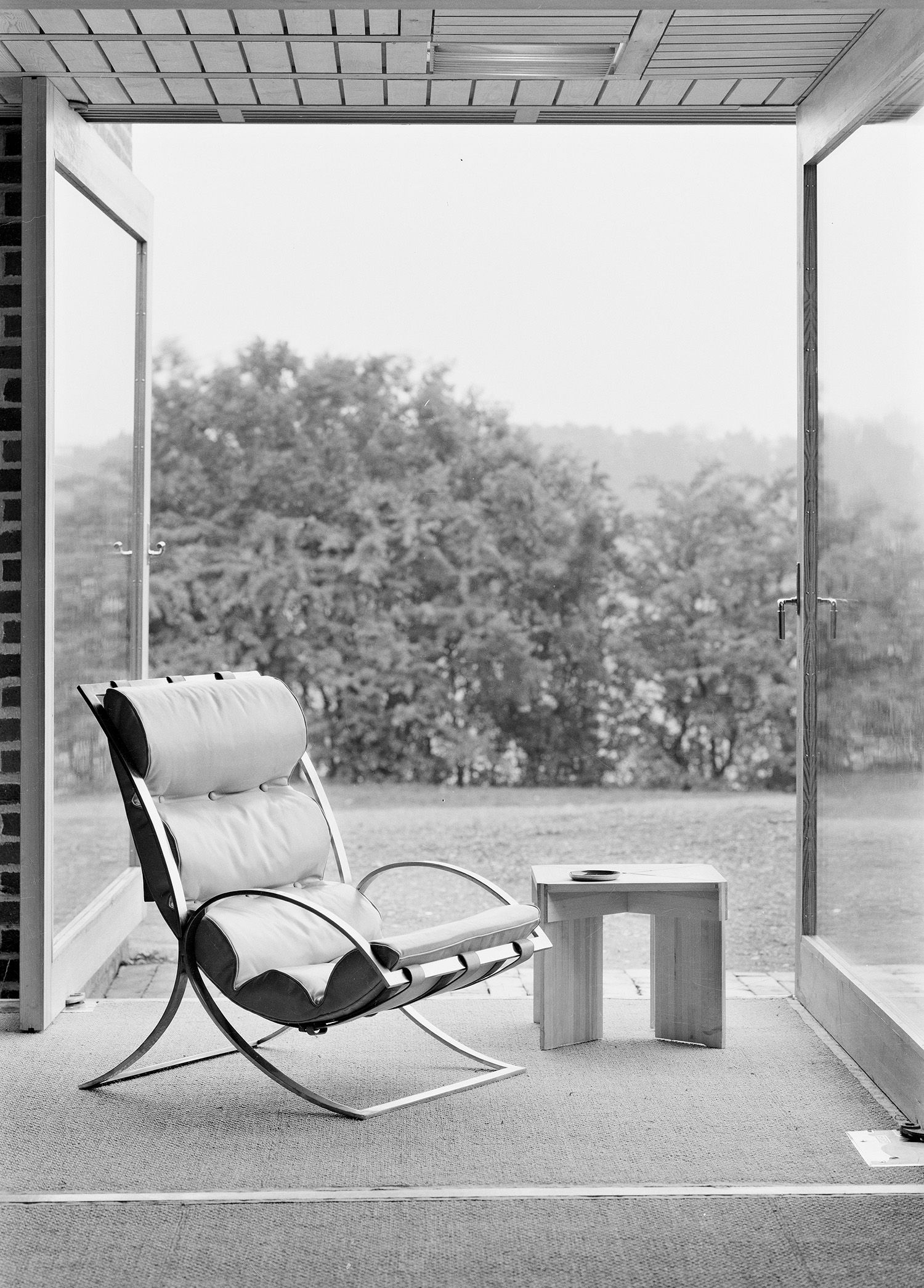 Historisk foto av en vintage stol på en åpen terrasse