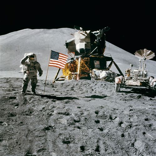 Astronaut står ved siden av Lunar Lander på månen. Foto.